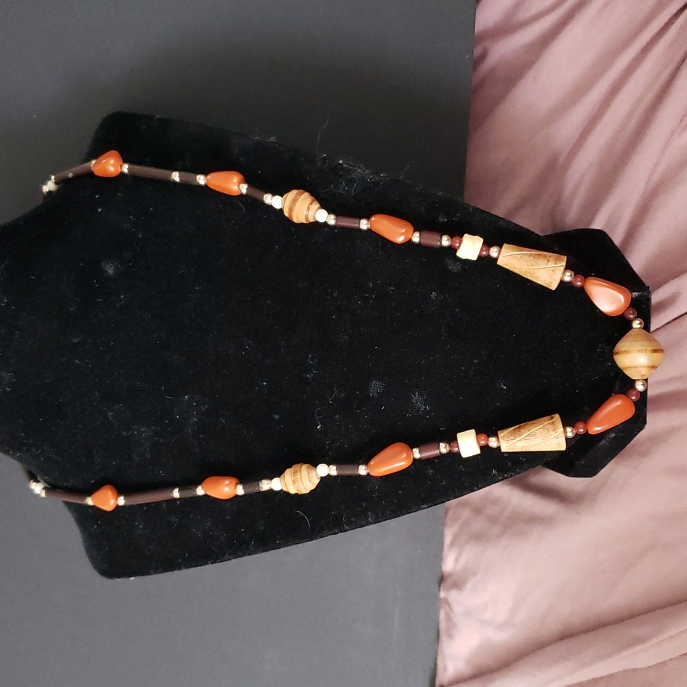 Vintage Beaded Necklace with screw barrel closure.